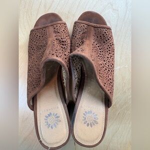 YELLOW BOX Women’s Vanderlyn Brown Block Heel Mules Women’s 7.5 Shoes